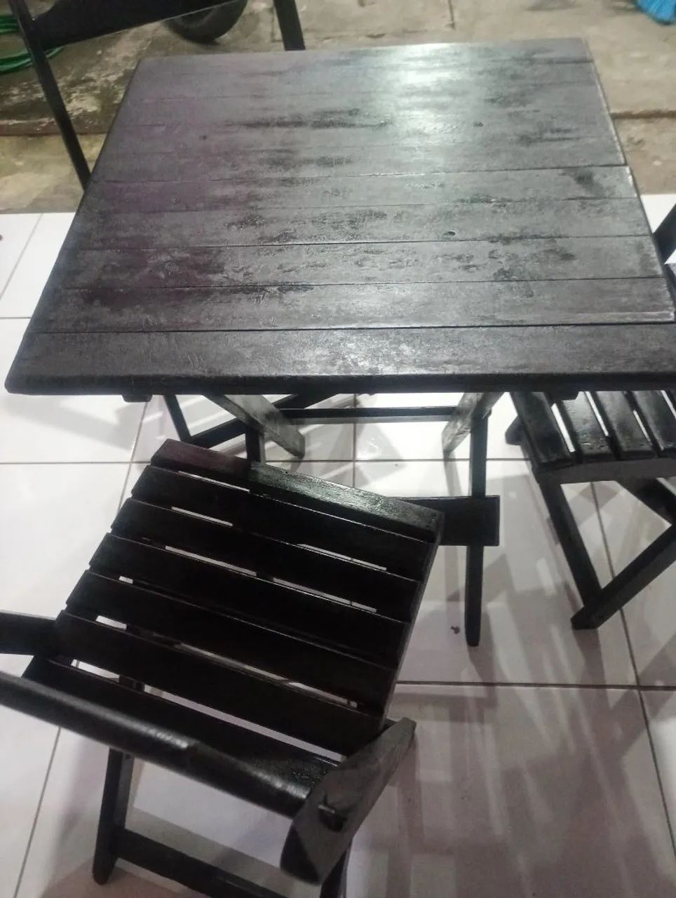 Mesa de madeira com três cadeiras  - Foto 3