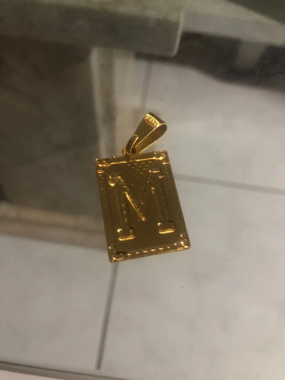 Pingente Letra M Dourado (Modelo Placa) - Foto 4