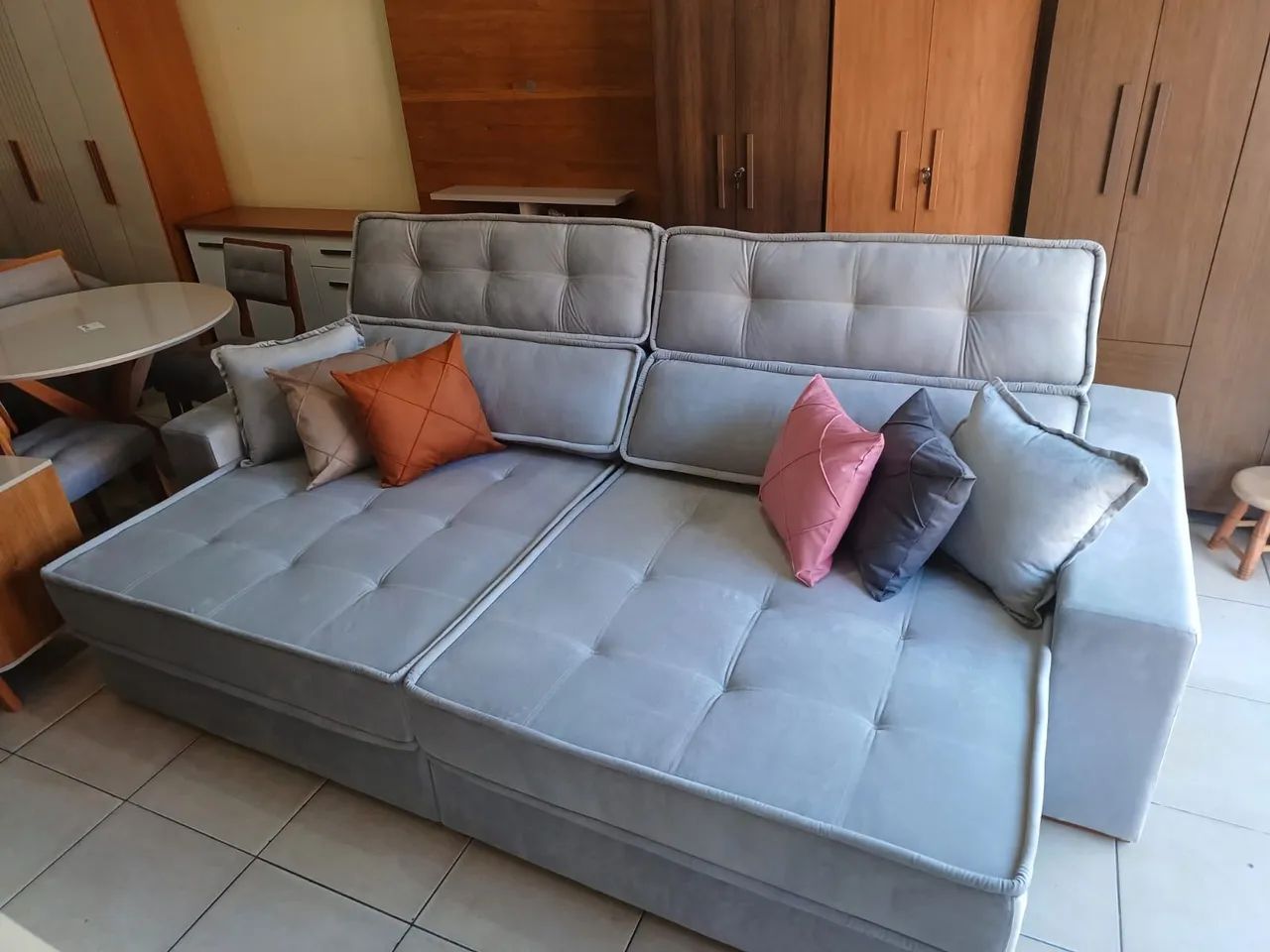 Sofá Retratil Novo Tem 2.80 De Largura Espuma D33 com Molas ensacada. - Foto 2