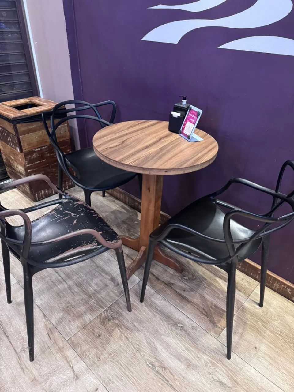 Mesa baixa com tres cadeiras plásticas - Foto 2
