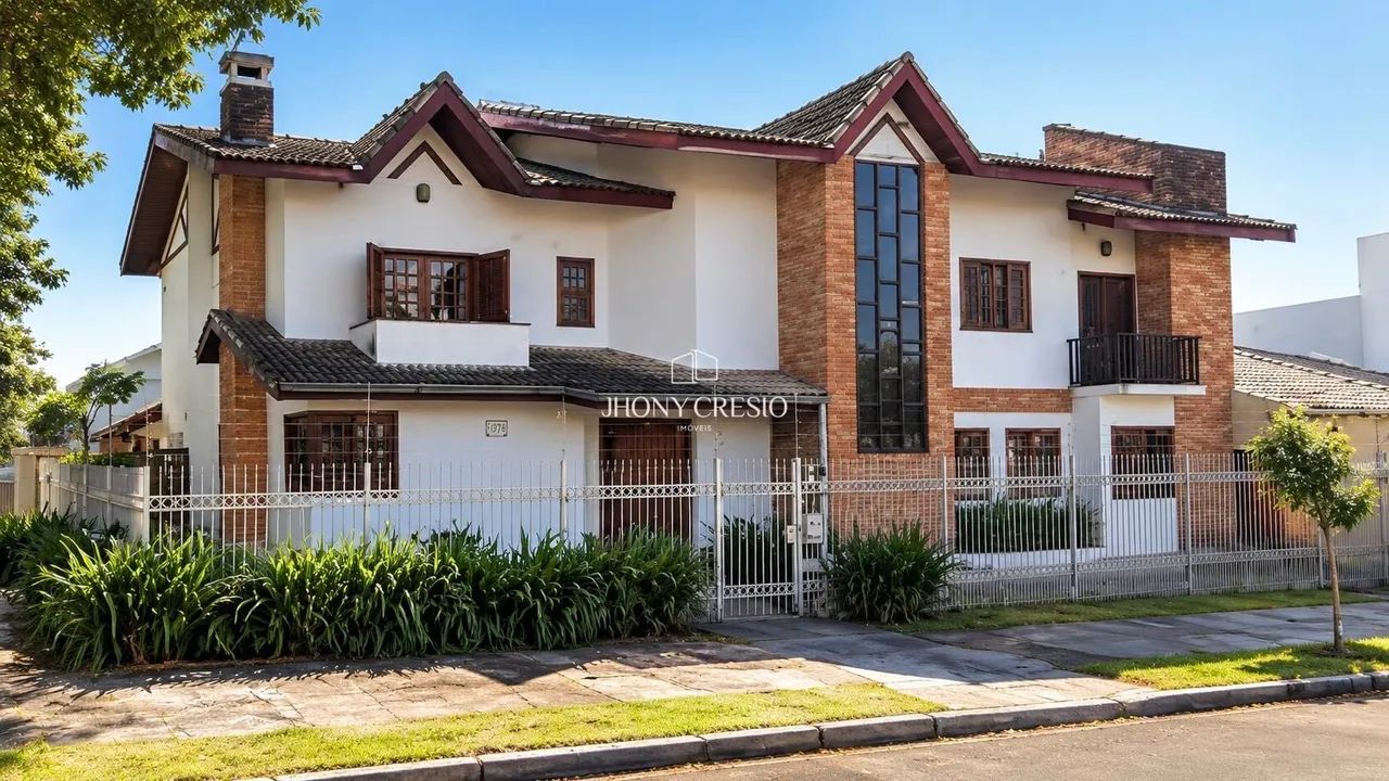 Sobrado com 4 quartos na zona 04, próximo ao country clube.