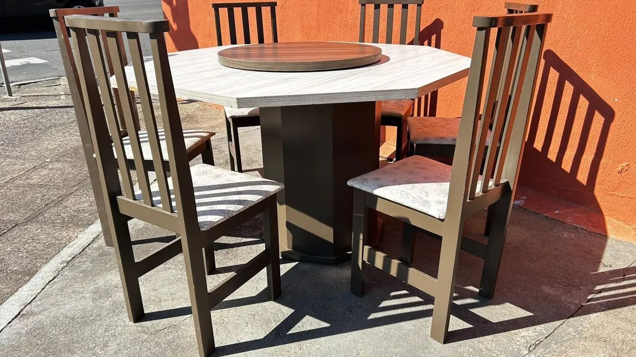 Mesa de jantar com tampo giratório e 6 cadeiras