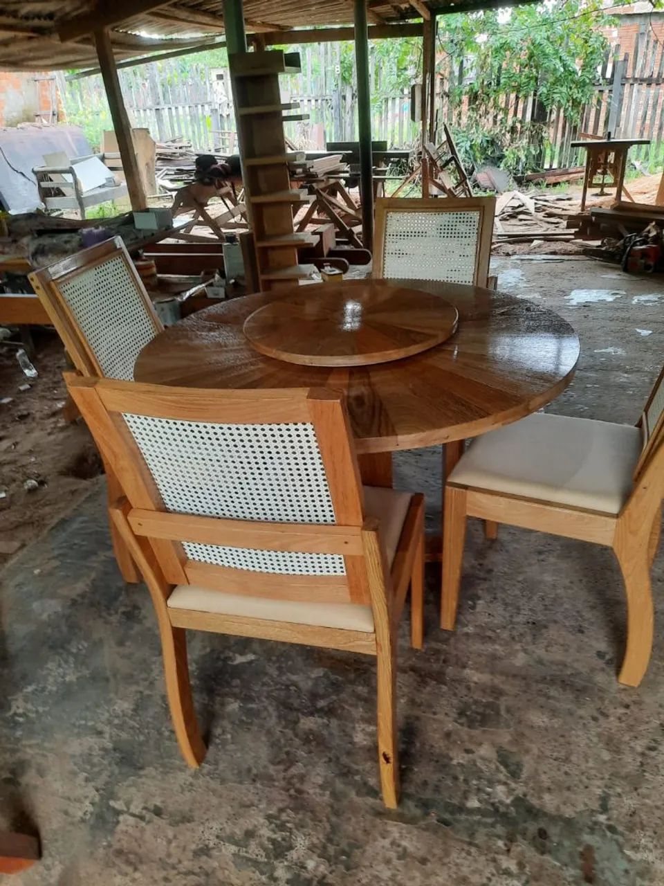 Mesas com cadeira em palha indiana