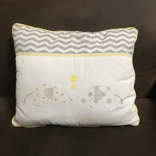 Almofada Branca E Cinza Com Elefantes Bordados - Foto 2