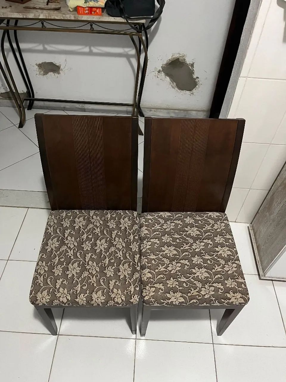 Vendo mesa colonial com 4 cadeiras acolchoadas  - Foto 3