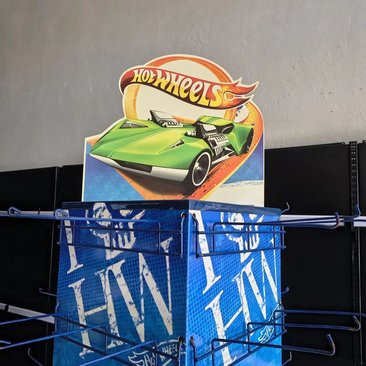 Expositor Display Hot Wheels Giratório Grande com Rodinhas e