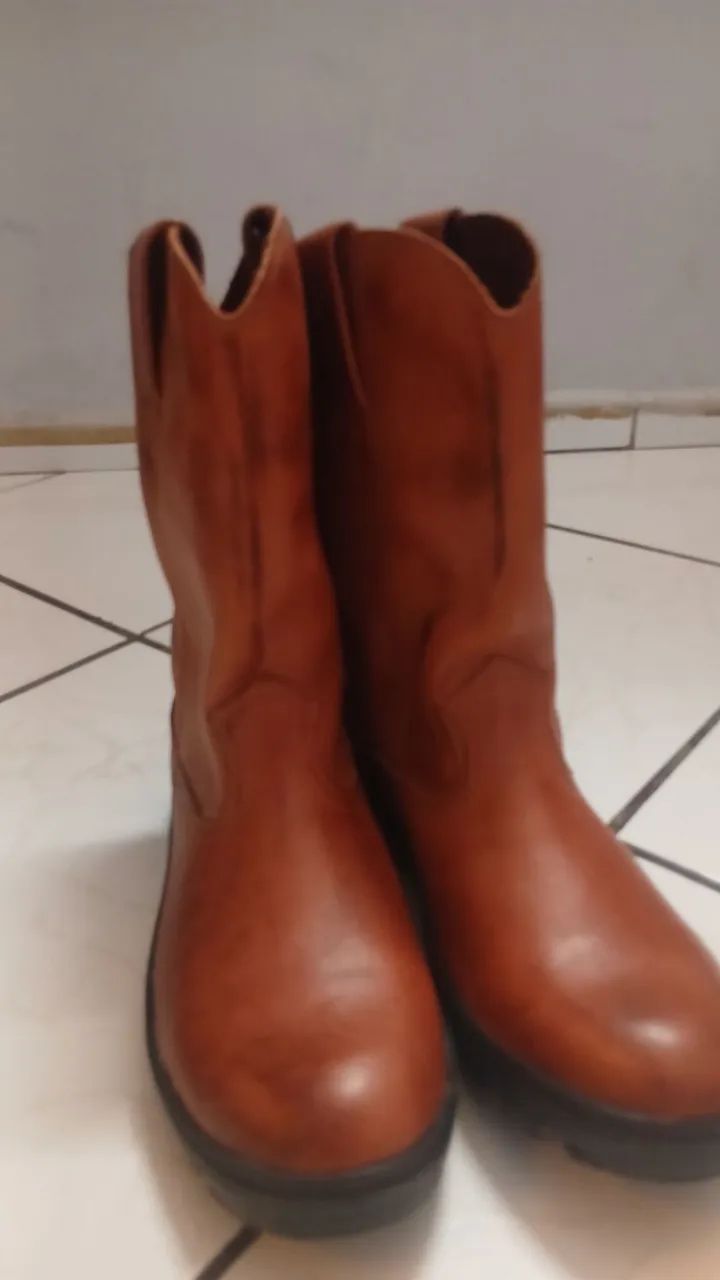 Bota Lisa em Couro Legítimo Cano Médio (Nova) - Foto 3
