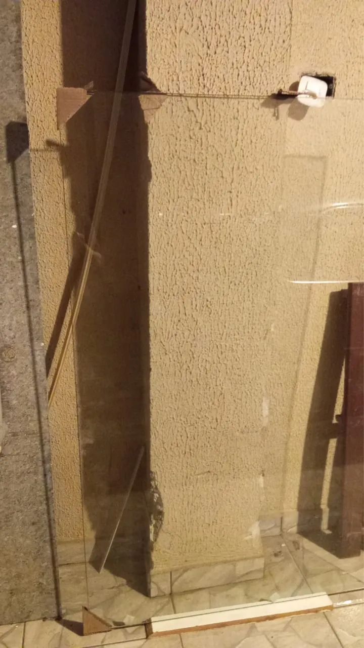 Glass measuring 1.45 m by 90 cm