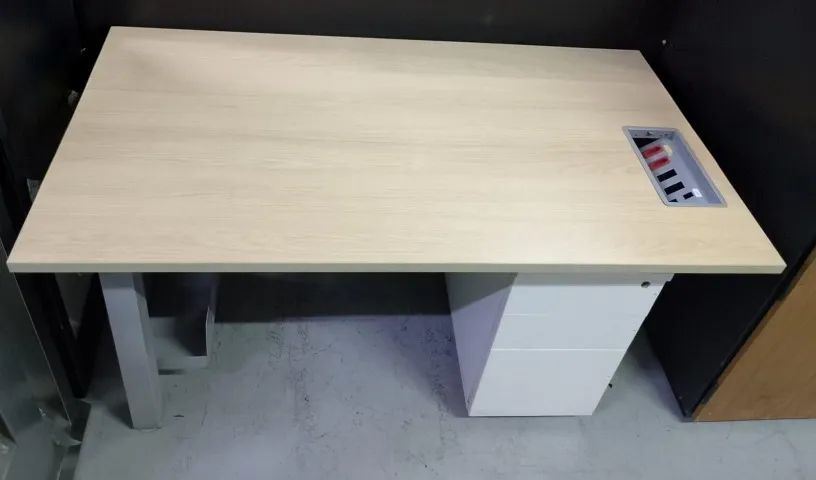 Mesa de Escritório 1,40m com Gaveteiro e Caixa de Tomadas - Marfim