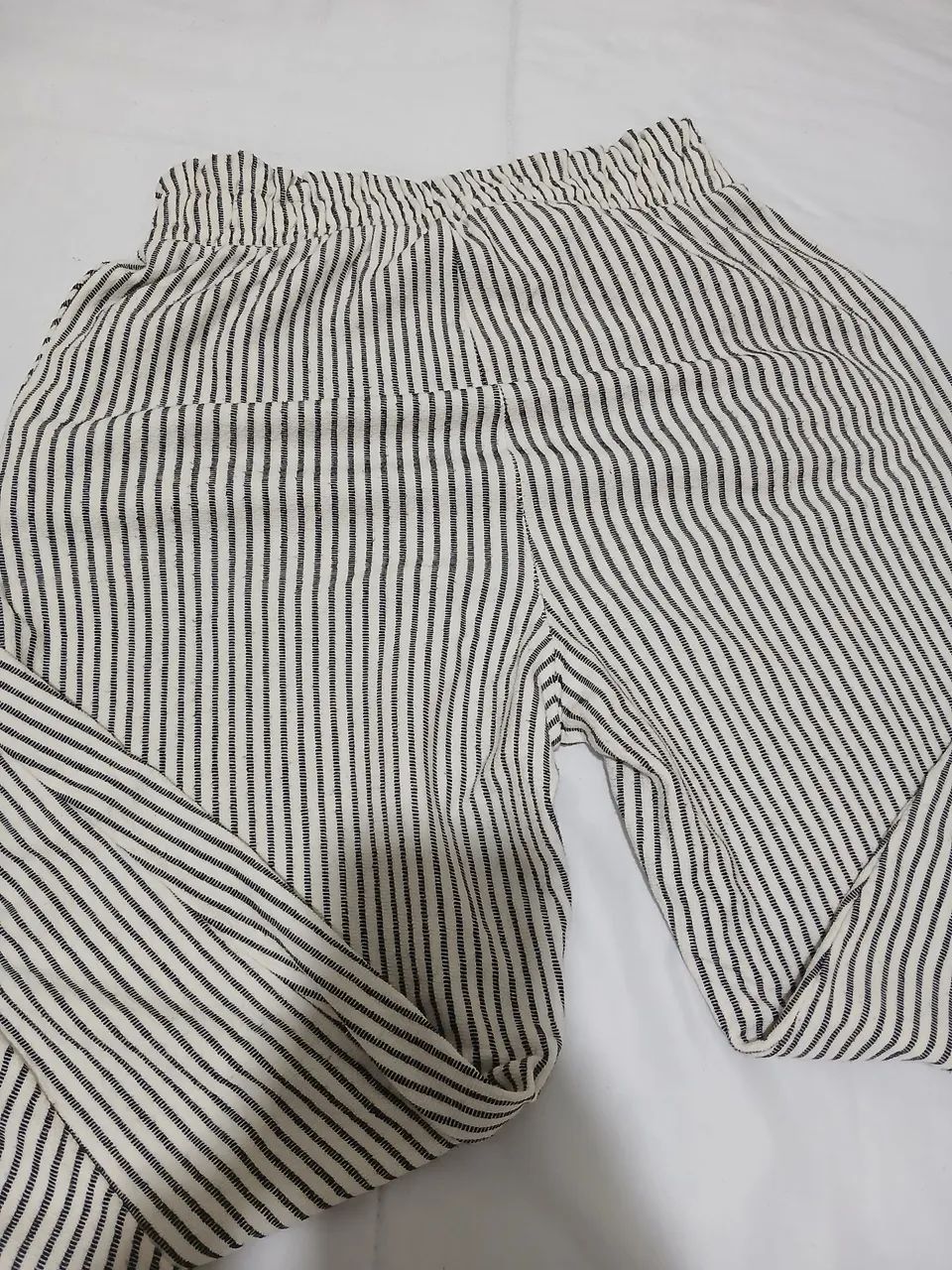 Calça com bolsos cintura alta P/M - Foto 4