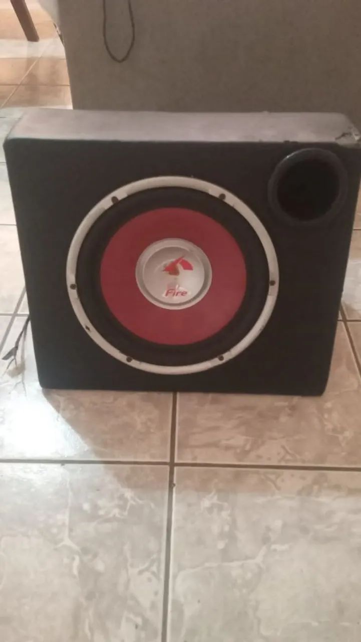 Subwoofer Fire montado em caixa dutada. Excelente! 