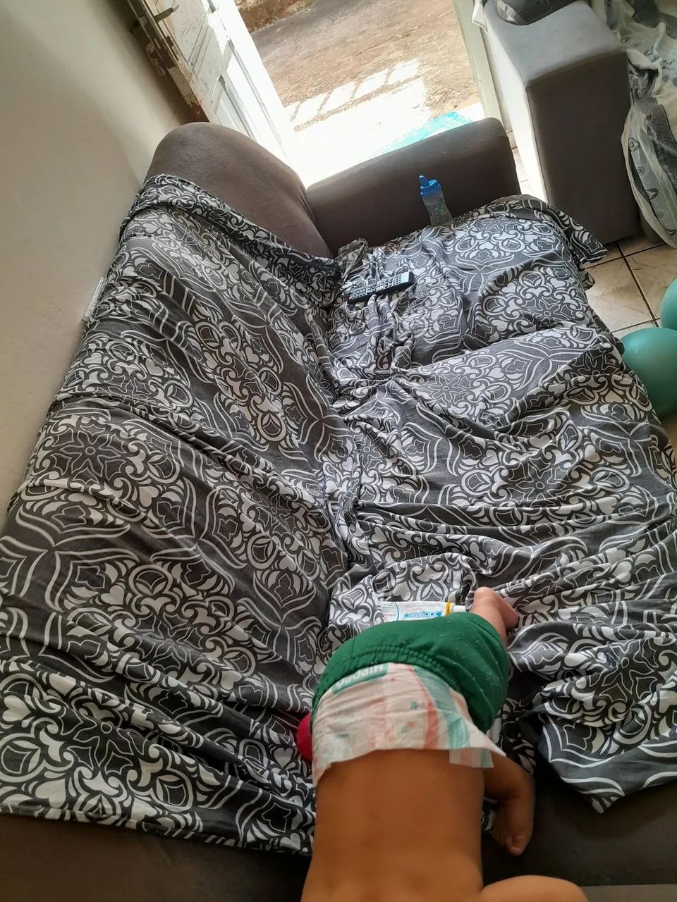 vendo: 1 poltrona,  1 jogo de sofá de 2 e 3 lugares(são 2 sofas e uma poltrona) - Foto 2