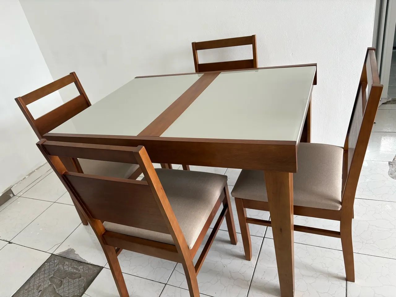 Mesa extensível com 4 cadeiras