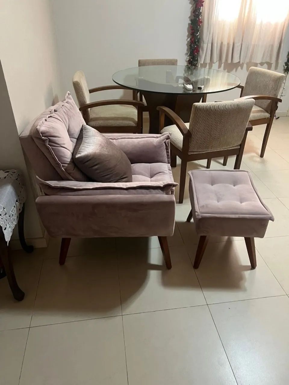 POLTRONA ESTOFADA COM BANQUINHO  - Foto 2