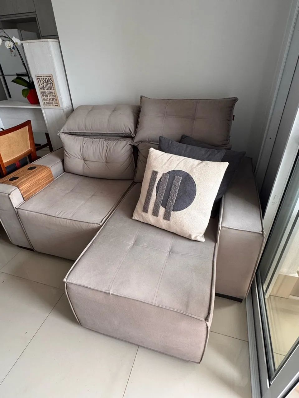 SOFÁ CHAISE VELUDO CINZA  - Foto 2