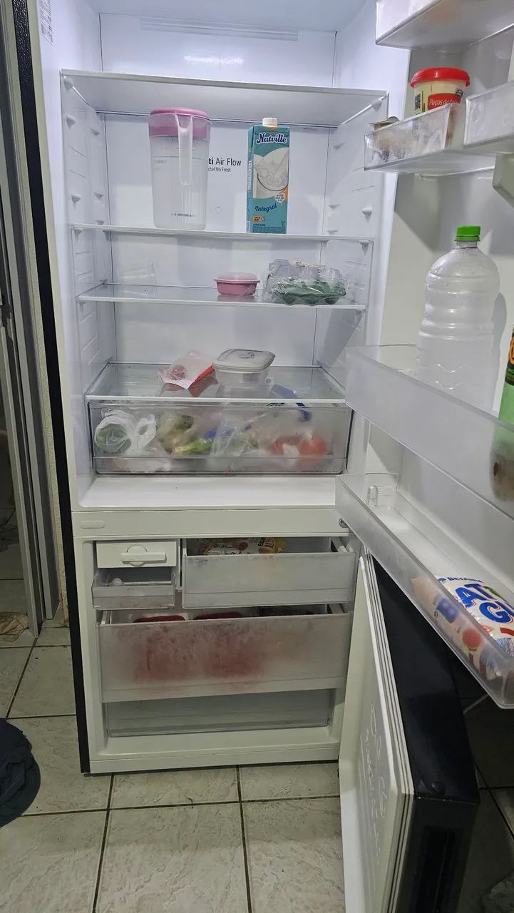 P/ VENDER RÁPIDO - Geladeira LG Cromada - Foto 2