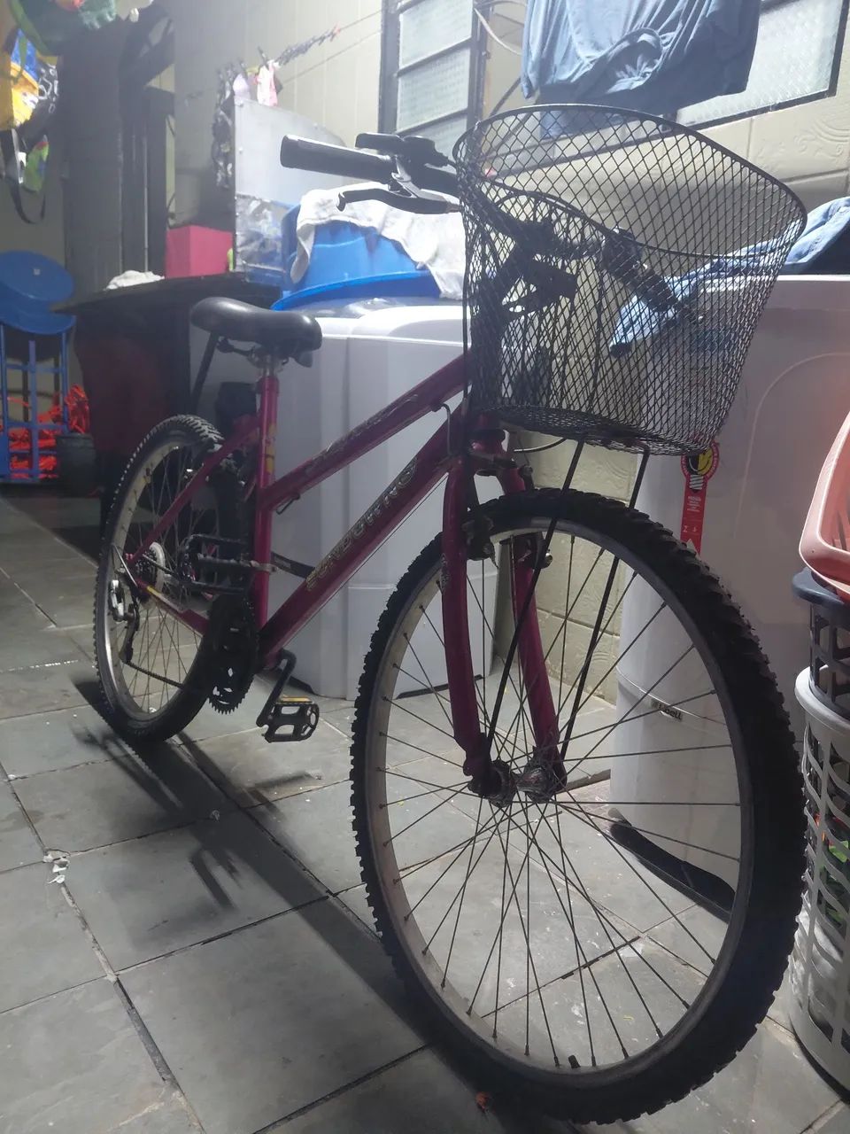 Vendo bicicleta rosa com cesta