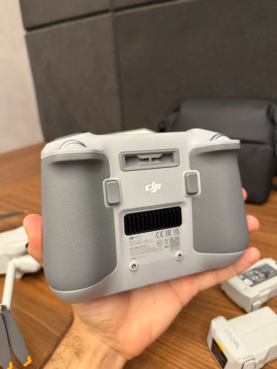 Drone profissional Dji Mini 3 controle com Tela, 2 baterias e bolsa. - Foto 5