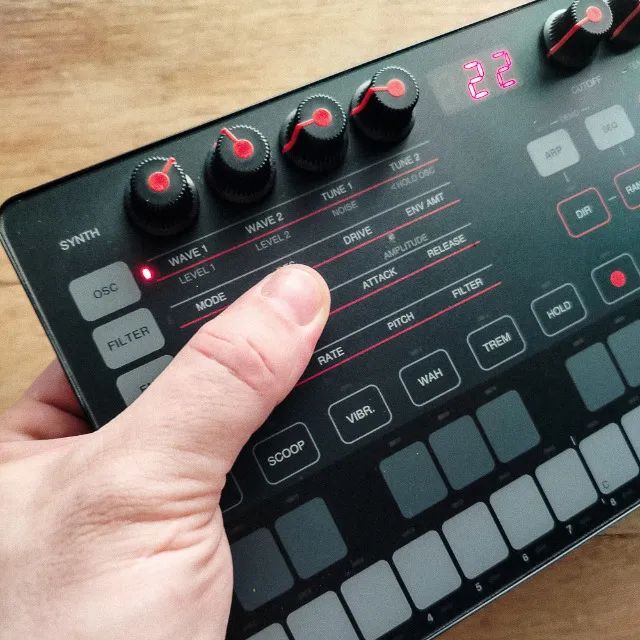 Uno Synth IK Multimedia em ótimo estado - Foto 4