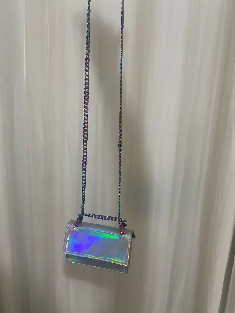 Mini Bolsa transversal c/ alça de corrente e efeito holográfico prata  - Foto 2