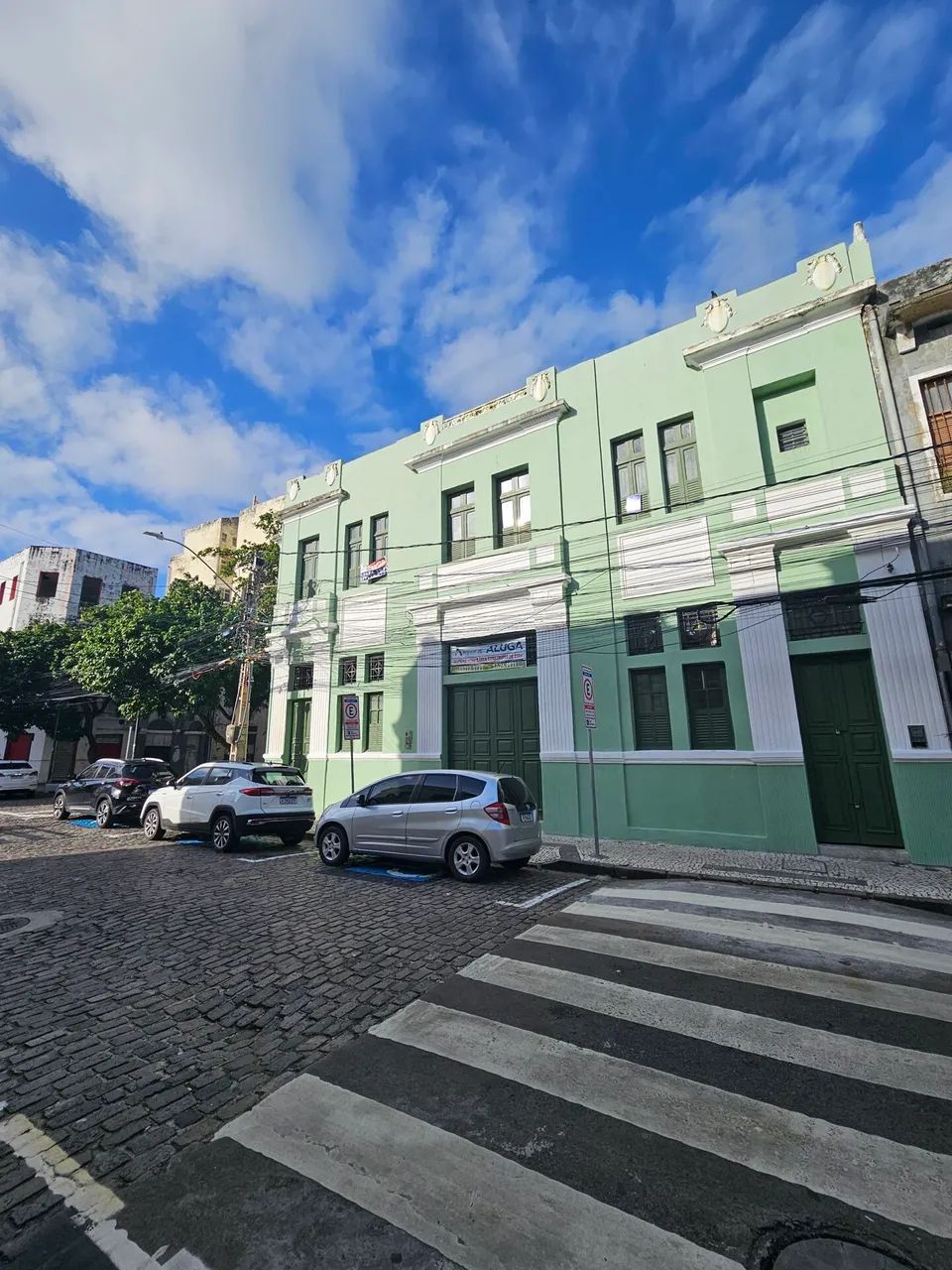 ALUGUEL - IMÓVEL NA RUA DA MOEDA - PRÉDIO DE ESQUINA COM 2 PAVIMENTOS REFORMADO
