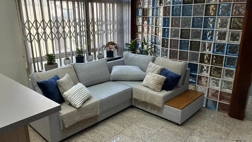 Sofa em L com mesa lateral  Marca Opus - Foto 2