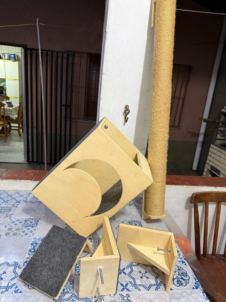 Arranhador e Prateleiras para gato (poleiro).