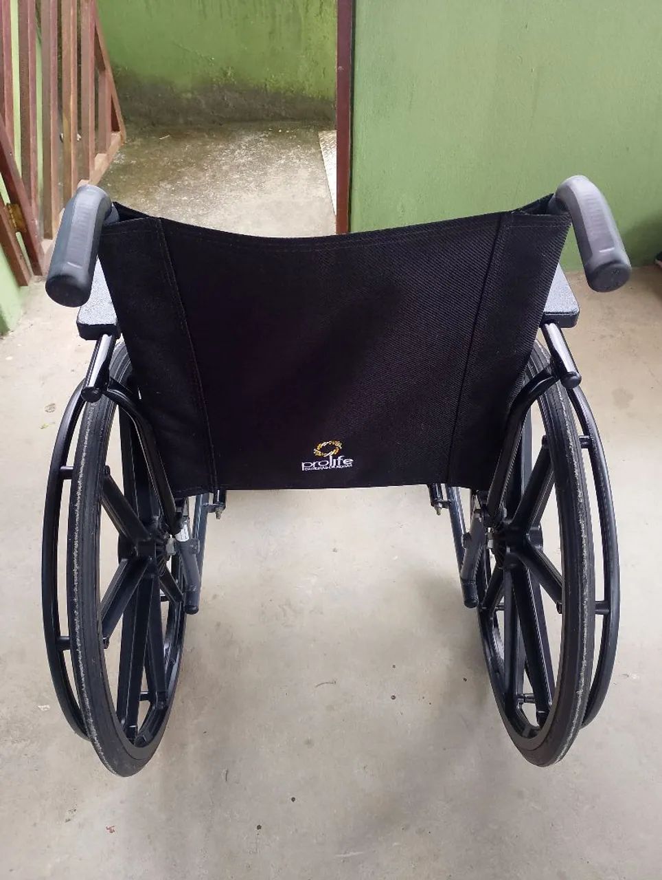 Vendo cadeira de rodas semi nova, aceito troca  - Foto 2