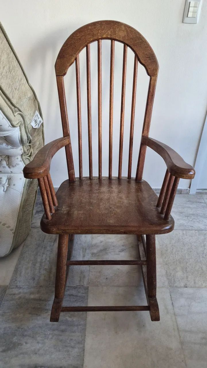 Vendo cadeira de balanço de madeira 