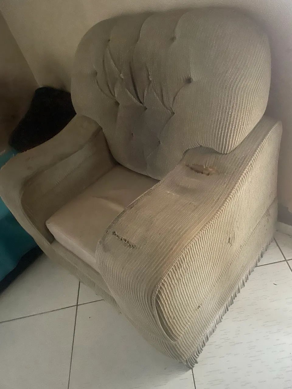 Vendo sofá vovô relíquia só precisa uma reforma - Foto 2