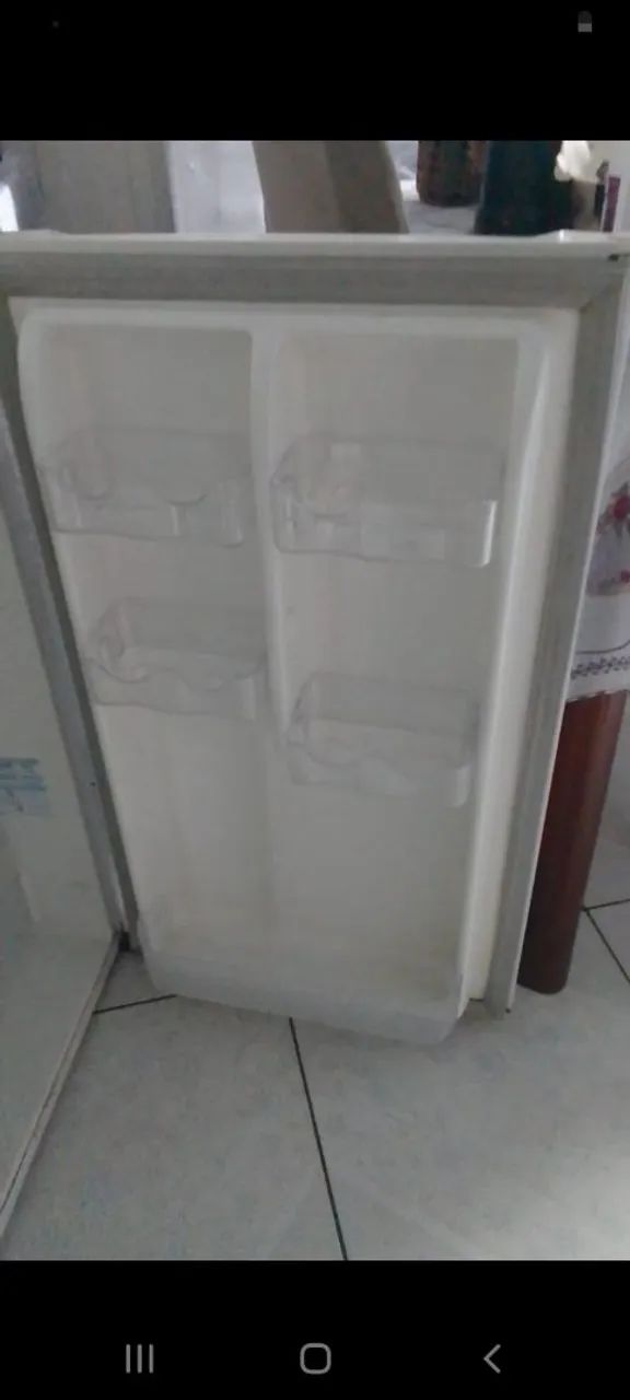 Frigobar Electrolux Modelo 120Re 122 litros bom Ótimo  - Foto 4