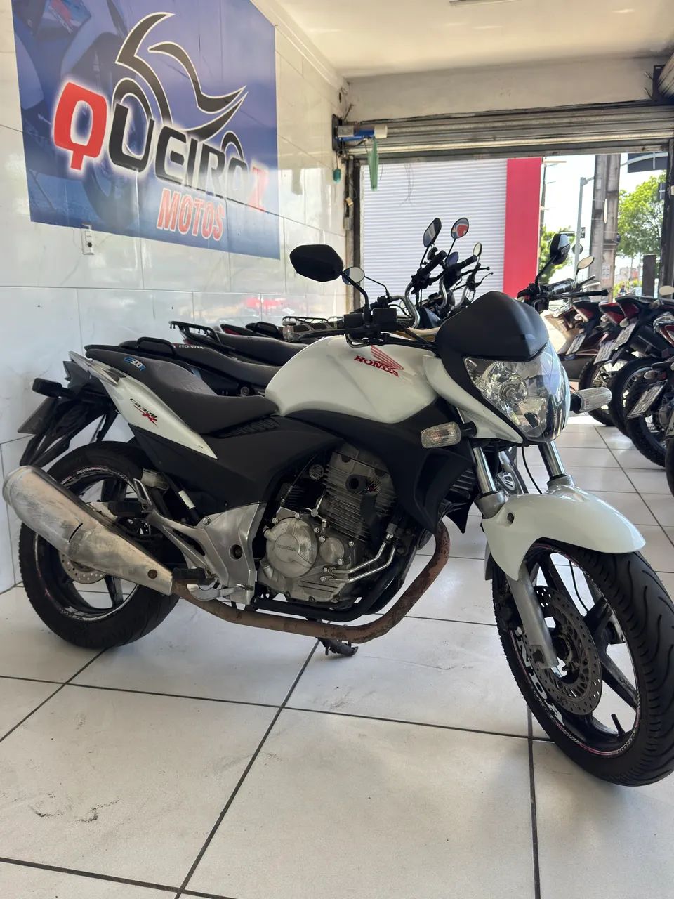 CB300 com 2 discos, em dia de repasse, FIPE. R$12.574