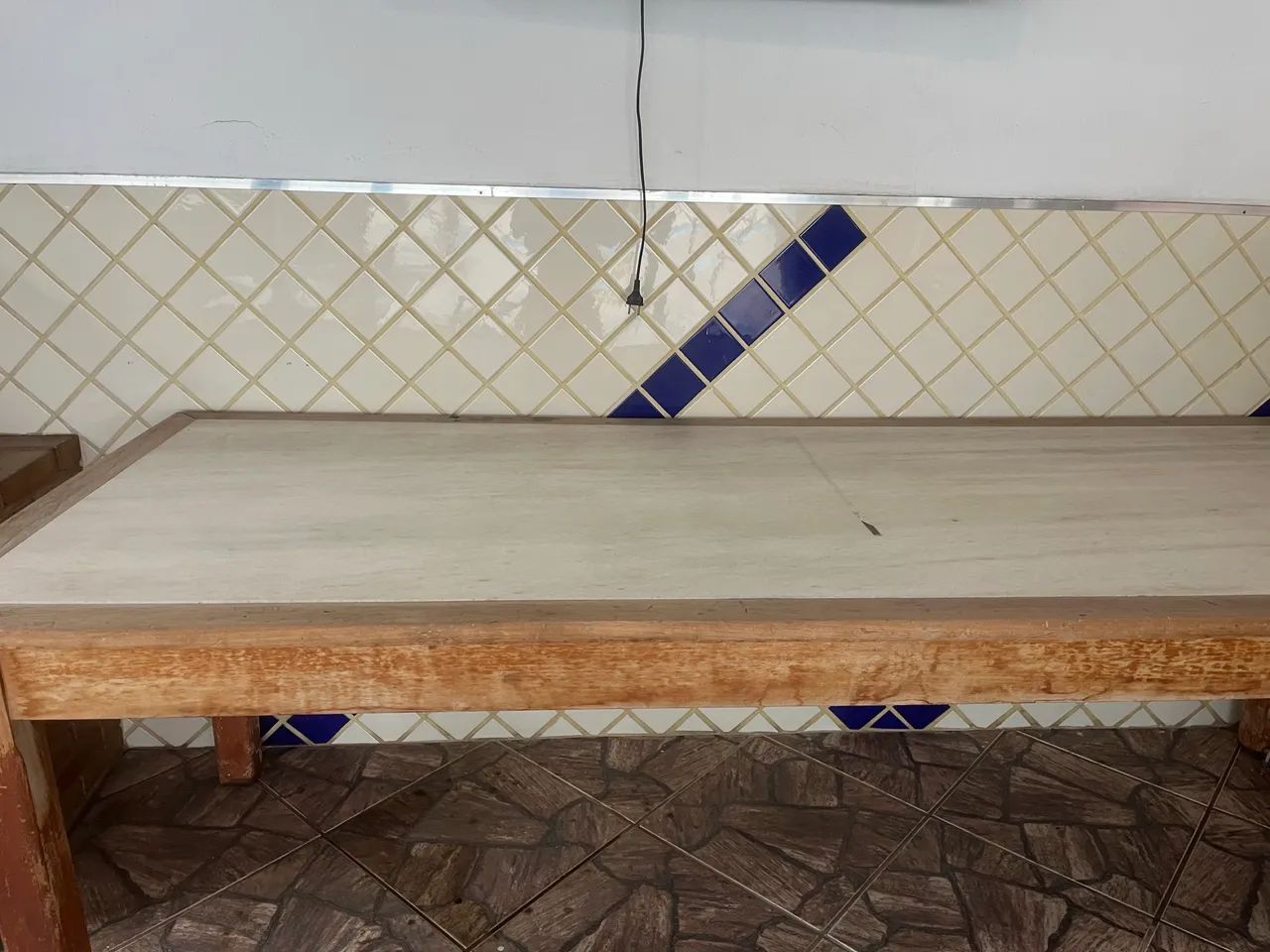 Mesa de madeira com pedra de mármore  - Foto 2