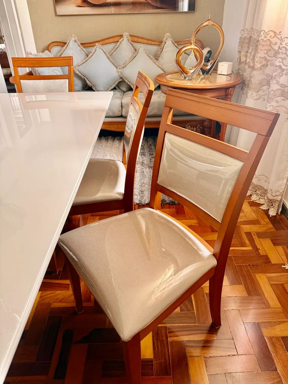 Mesa em madeira com 6 cadeiras plastificada - Foto 2