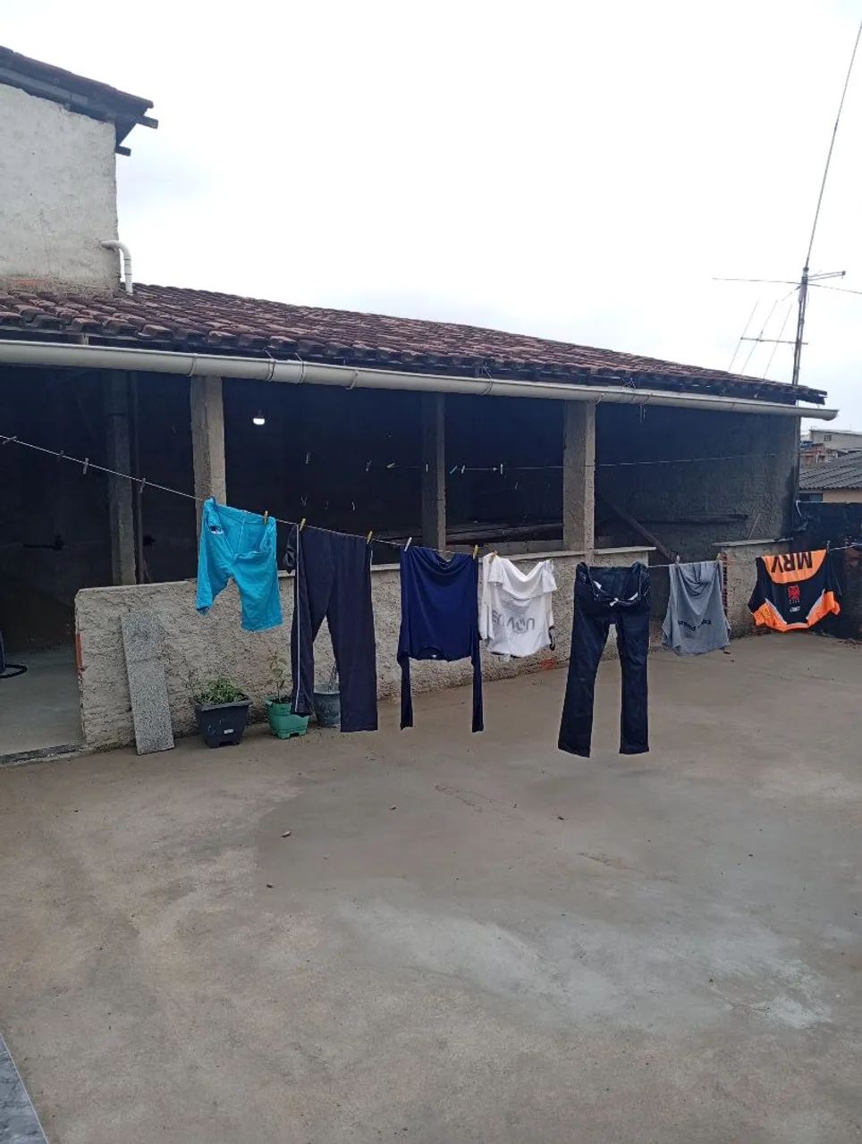 Duas casas a de baixo com garagem, a de cima com terraço.