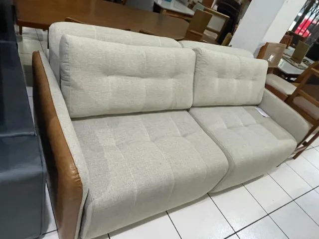 SOFA CAMA 2.20 MT LUXUOSO COM REVESTIMENTO DE COURINO  - Foto 2