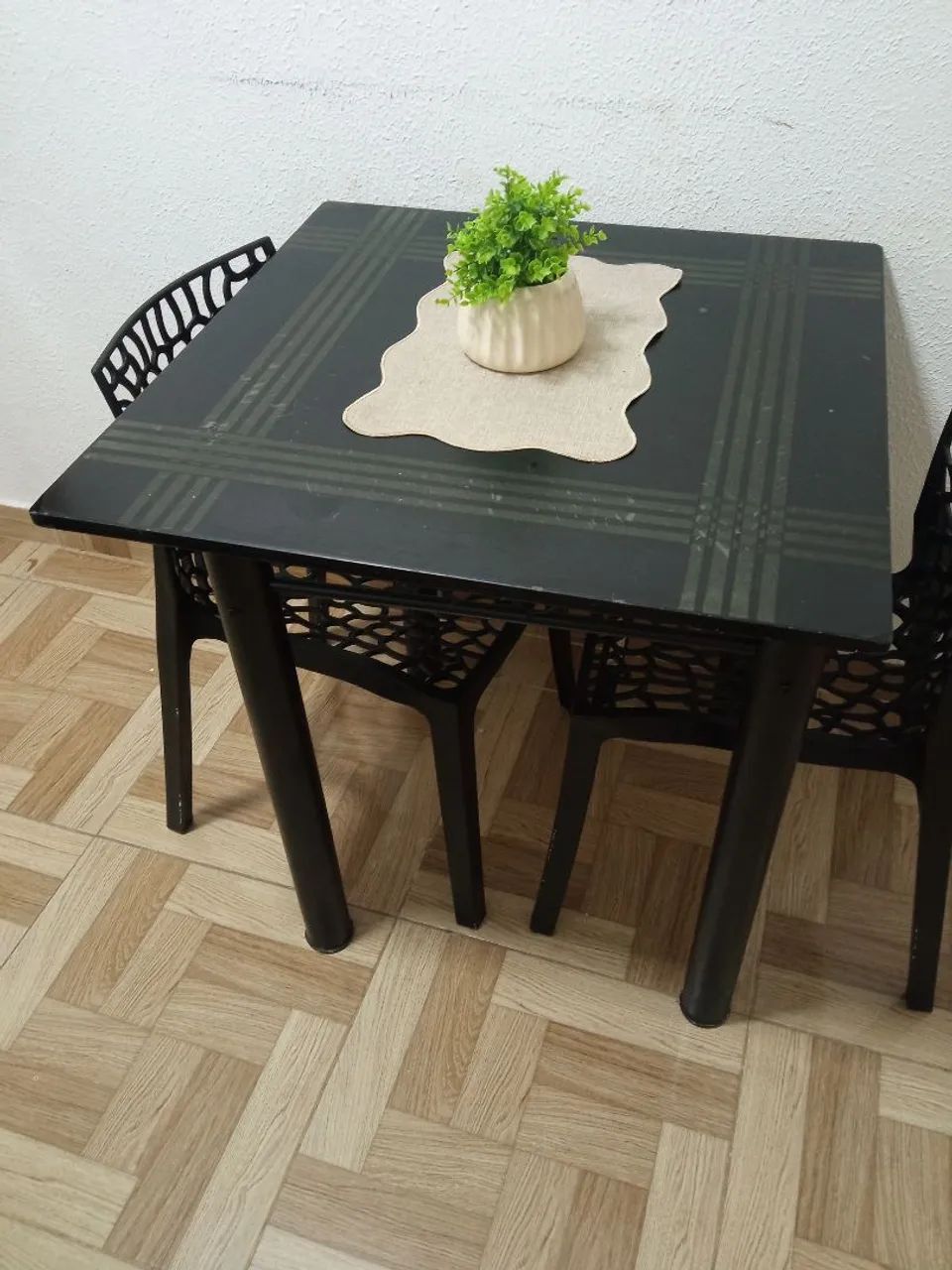 Mesa com duas cadeiras 