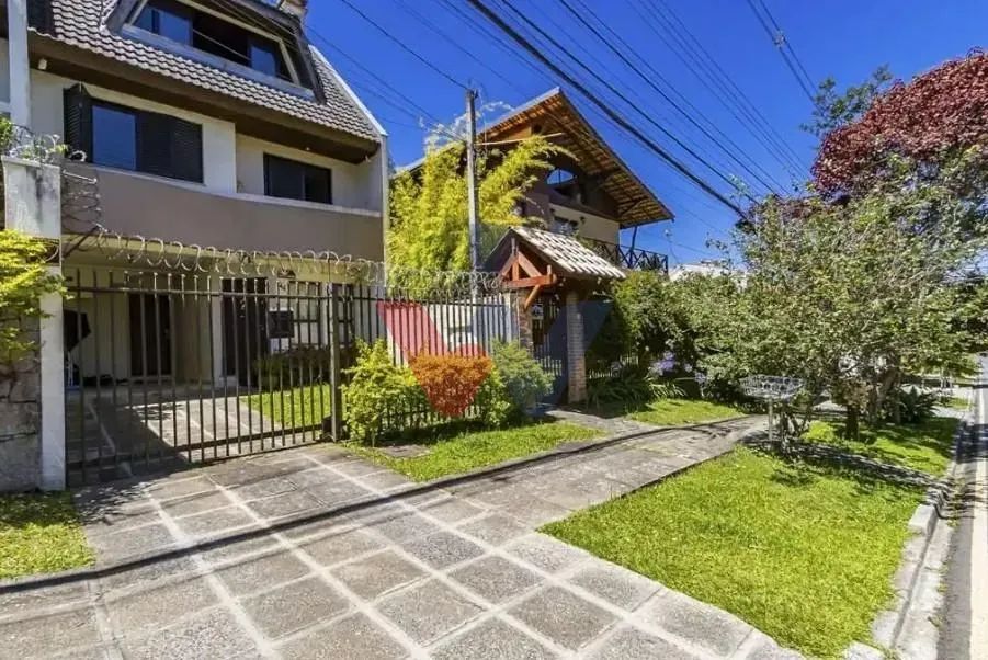 Sobrado Triplex no Mercês | 3 Quartos, Suíte com Hidro, Ático com Churrasqueira - Foto 2