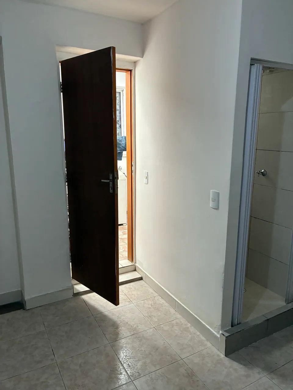 Quarto com banheiro e pia de cozinha  - Foto 4