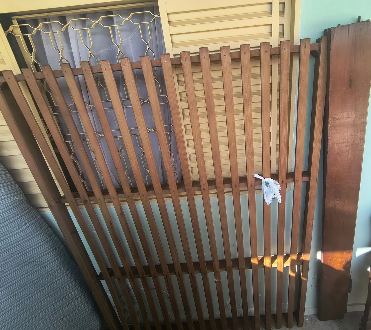 Cama de madeira maciça e colchão  - Foto 3