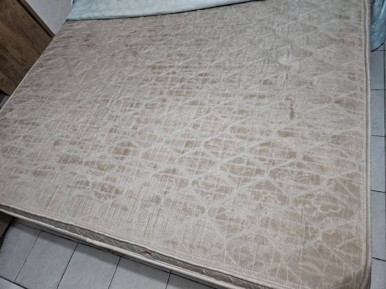 Colchão e cabeceira da cama 