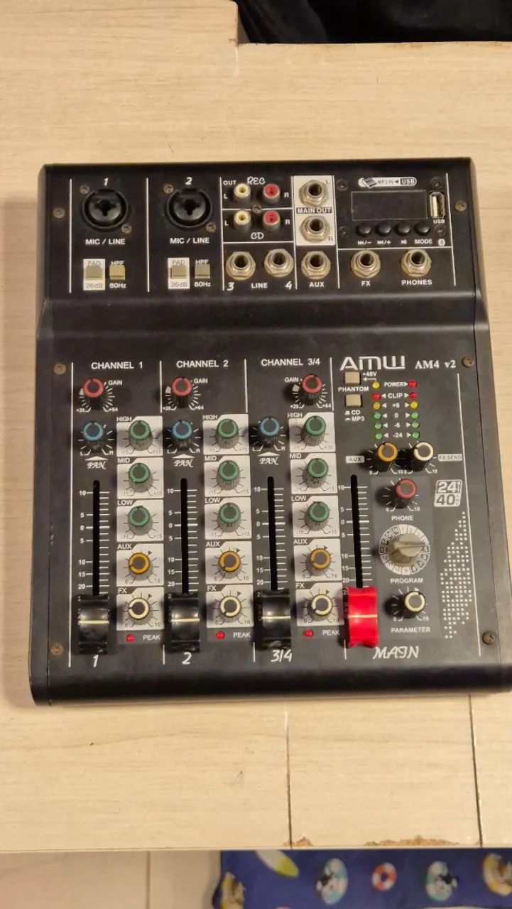 Mesa De Som AMW AM4 V2 4 Canais USB Bluetooth Efeitos