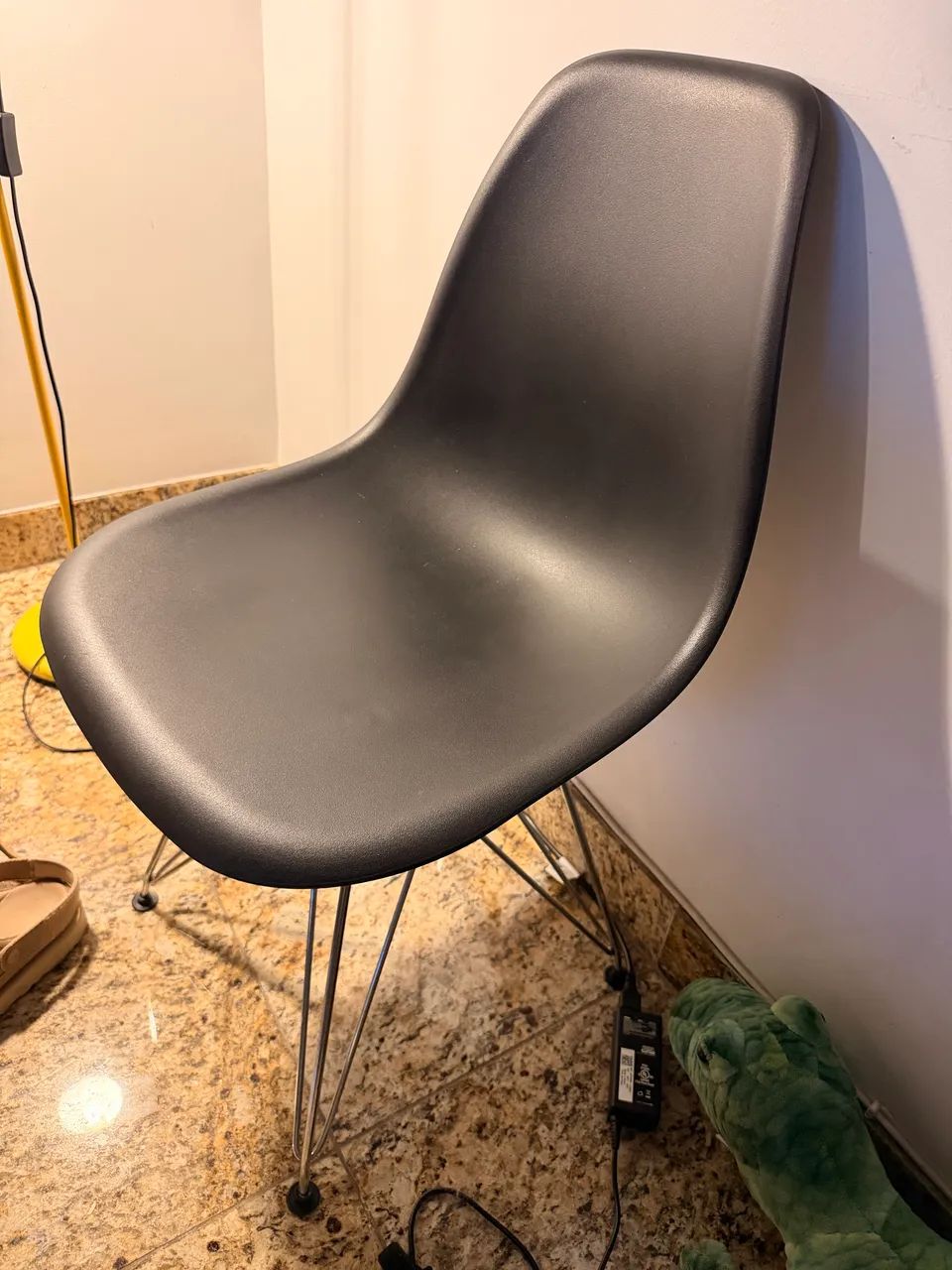 Cadeiras Eames Eiffel Cromada e Preta (Kit)
