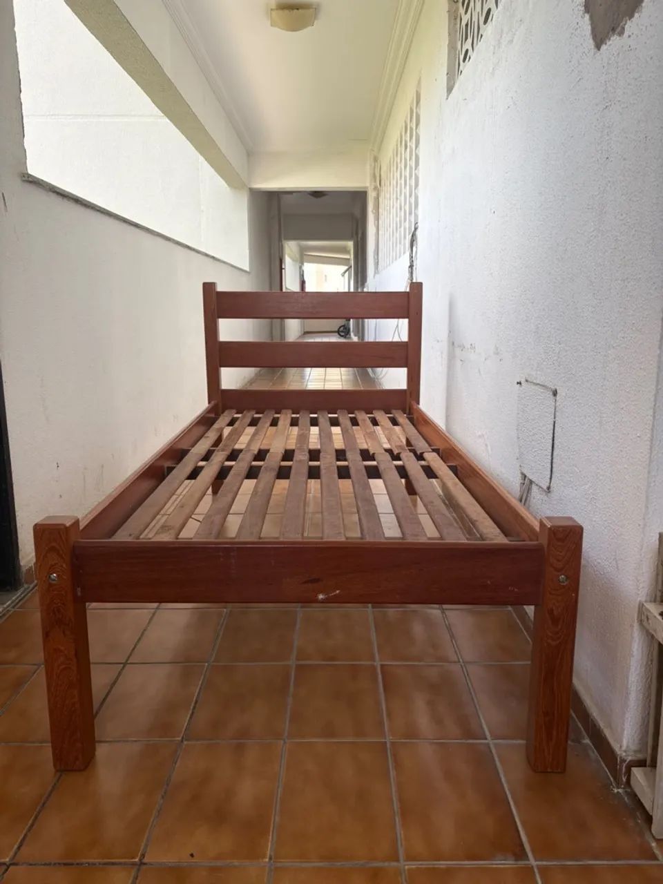 Vendo duas camas de madeira (solteiro) - Foto 2