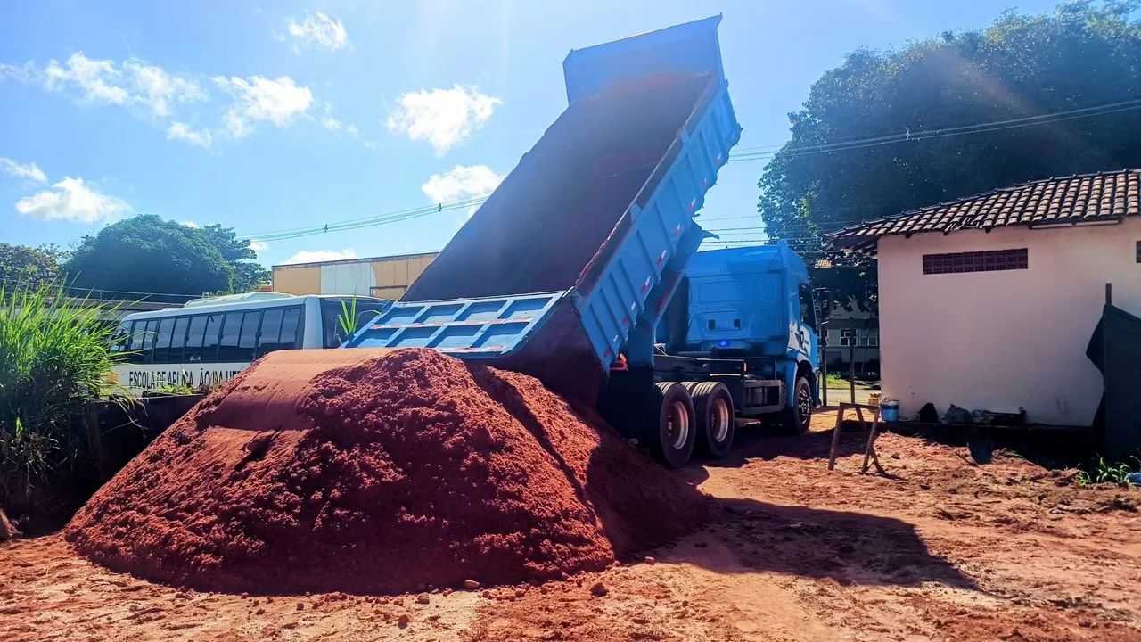 Terra Preta para Jardins, Areia, Seixo e Aterro Arenoso - Foto 3