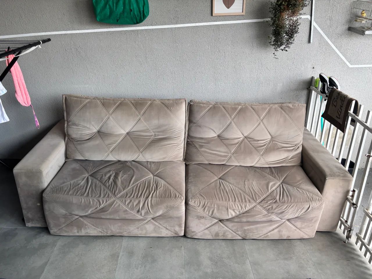 Sofá Bege Tecido Suete  - Foto 4