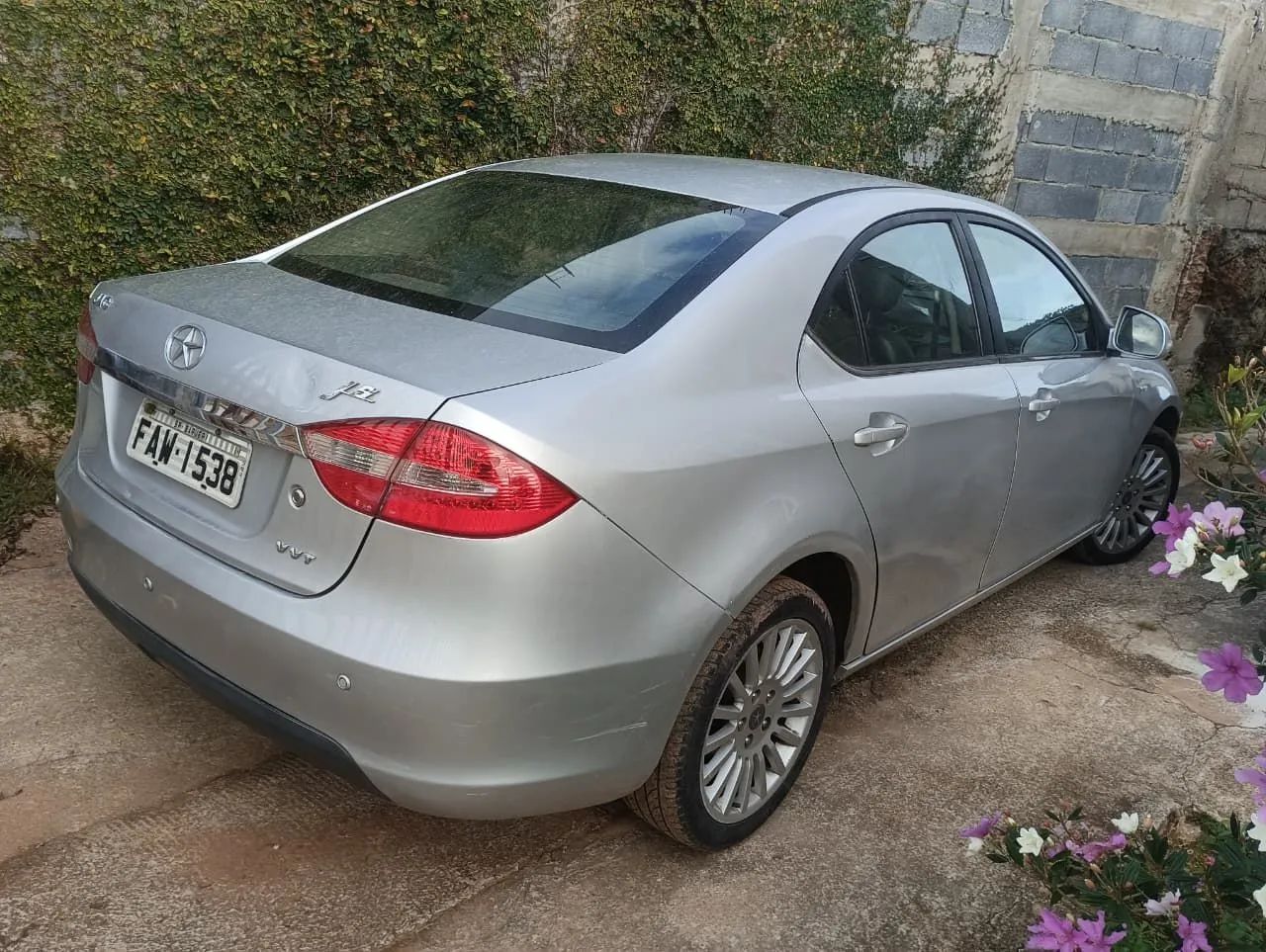 Carro Jac J5