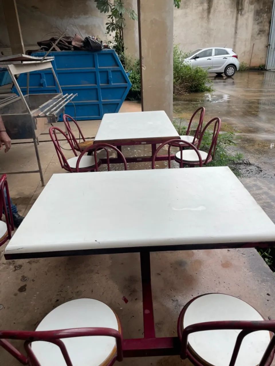 mesa com 4 cadeiras fixas 