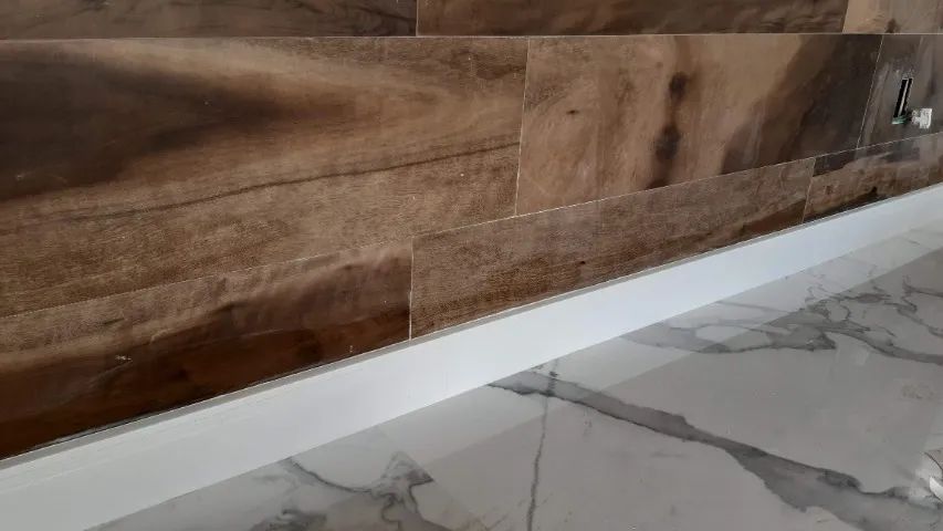 Rodapé em Poliestireno: Acabamento Moderno, Resistente e Durável
