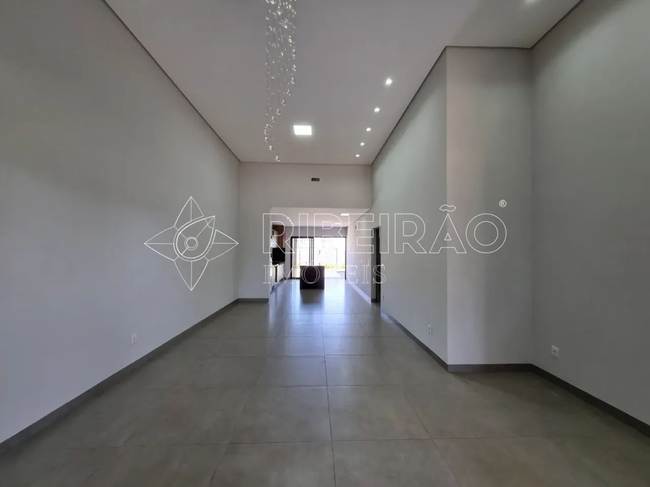 Casa térrea para locação com 3 suítes e piscina - Foto 2